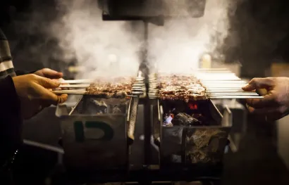 Brochettes de poulet yakitori grillées